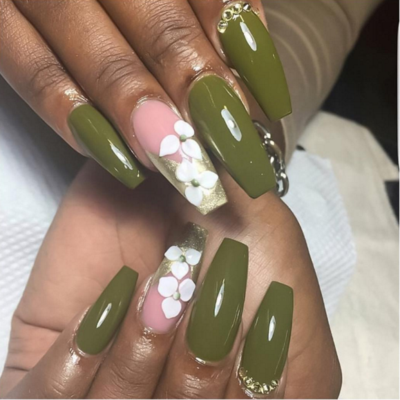 Get Your Festive Manicure Fix At These Nigerian Beauty Salons thumbnail